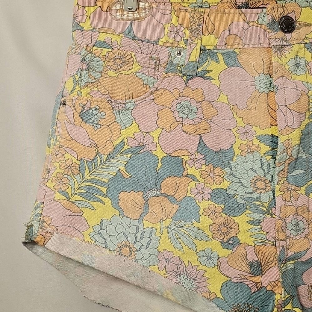 NWT wild fable High Rise Cheeky 5-pocket Multi-Floral Cotton Denim Shorts 6/28 - Picture 2 of 4
